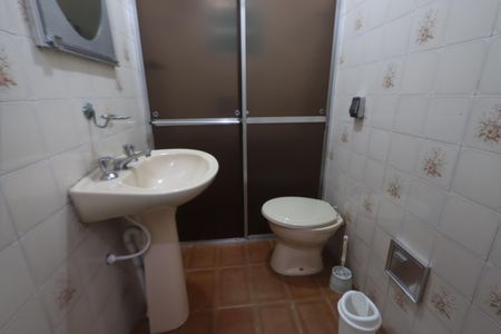 Casa para alugar com 113m², 2 quartos e 2 vagasBanheiro de baixo