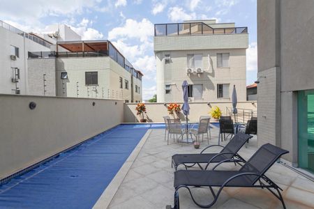 Apartamento à venda com 120m², 4 quartos e 2 vagas Apartamento à venda com 120m², 4 quartos e 2 vagasÁrea comum - Piscina