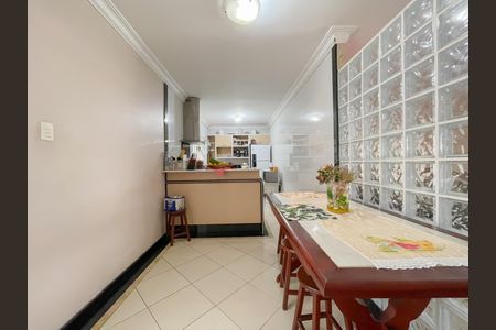 Casa à venda com 351m², 4 quartos e 3 vagas Casa à venda com 351m², 4 quartos e 3 vagasCopa e Cozinha