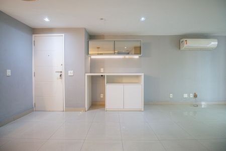 Apartamento à venda com 118m², 4 quartos e 2 vagas Apartamento à venda com 118m², 4 quartos e 2 vagasSala