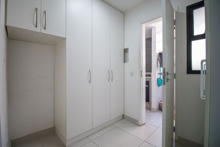 Apartamento à venda com 118m², 4 quartos e 2 vagas Apartamento à venda com 118m², 4 quartos e 2 vagasQuarto de Serviço