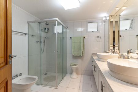 Apartamento à venda com 255m², 4 quartos e 2 vagas Apartamento à venda com 255m², 4 quartos e 2 vagasBanheiro da Suíte 1