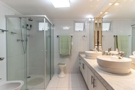 Apartamento à venda com 255m², 4 quartos e 2 vagas Apartamento à venda com 255m², 4 quartos e 2 vagasBanheiro da Suíte 1