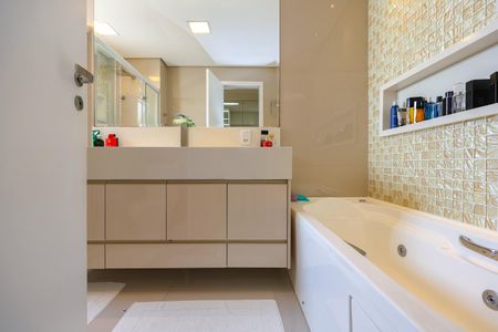 Apartamento à venda com 282m², 4 quartos e 4 vagasBanheiro da Suíte 1