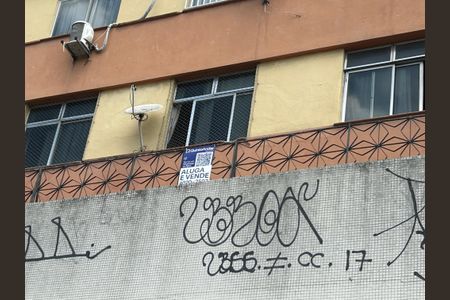 Apartamento para alugar com 75m², 2 quartos e 1 vagaFachada + plaquinha