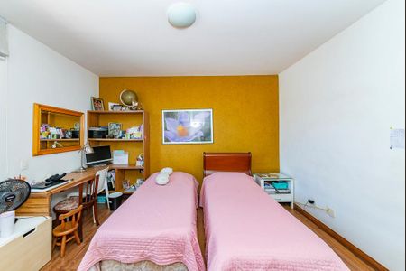 Casa à venda com 414m², 4 quartos e 5 vagas Casa à venda com 414m², 4 quartos e 5 vagasQuarto 4