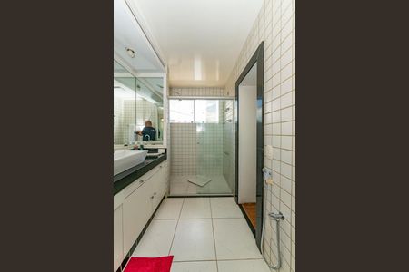 Casa à venda com 414m², 4 quartos e 5 vagas Casa à venda com 414m², 4 quartos e 5 vagasBanheiro da Suíte 1