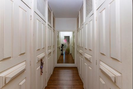 Casa à venda com 414m², 4 quartos e 5 vagas Casa à venda com 414m², 4 quartos e 5 vagasCloset da suíte 1