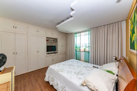 Casa à venda com 414m², 4 quartos e 5 vagas Casa à venda com 414m², 4 quartos e 5 vagasSuíte 1