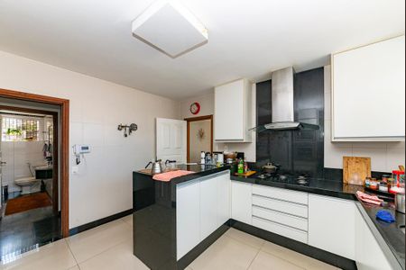 Casa à venda com 414m², 4 quartos e 5 vagas Casa à venda com 414m², 4 quartos e 5 vagasCozinha