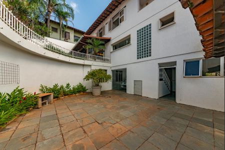 Casa à venda com 414m², 4 quartos e 5 vagas Casa à venda com 414m², 4 quartos e 5 vagasQuintal