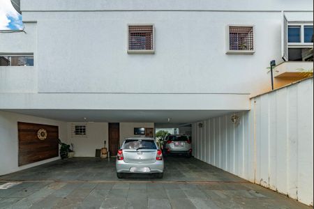Casa à venda com 414m², 4 quartos e 5 vagas Casa à venda com 414m², 4 quartos e 5 vagasGaragem