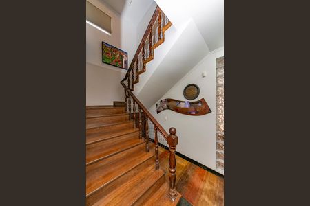 Casa à venda com 414m², 4 quartos e 5 vagas Casa à venda com 414m², 4 quartos e 5 vagasEscada