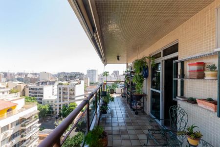 Apartamento à venda com 166m², 4 quartos e 3 vagasVaranda