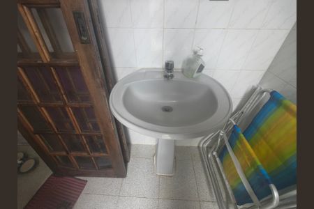 Casa de condomínio à venda com 180m², 4 quartos e 2 vagas Casa de condomínio à venda com 180m², 4 quartos e 2 vagasBanheiro Social 2