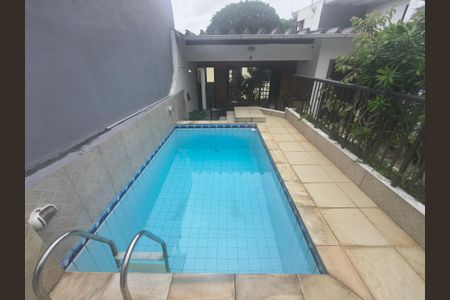 Casa de condomínio à venda com 180m², 4 quartos e 2 vagas Casa de condomínio à venda com 180m², 4 quartos e 2 vagasPiscina