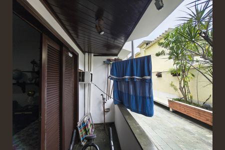 Casa de condomínio à venda com 180m², 4 quartos e 2 vagas Casa de condomínio à venda com 180m², 4 quartos e 2 vagasVaranda - Quarto 1