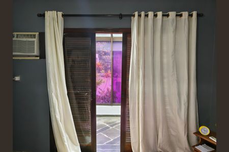 Casa de condomínio à venda com 180m², 4 quartos e 2 vagas Casa de condomínio à venda com 180m², 4 quartos e 2 vagasSuíte