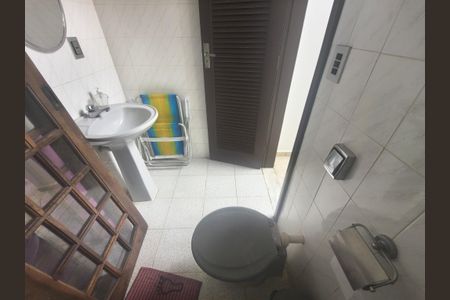 Casa de condomínio à venda com 180m², 4 quartos e 2 vagas Casa de condomínio à venda com 180m², 4 quartos e 2 vagasBanheiro Social 2