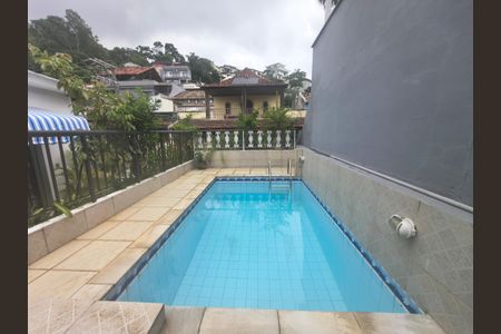 Casa de condomínio à venda com 180m², 4 quartos e 2 vagas Casa de condomínio à venda com 180m², 4 quartos e 2 vagasPiscina