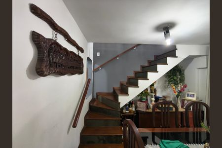 Casa de condomínio à venda com 180m², 4 quartos e 2 vagas Casa de condomínio à venda com 180m², 4 quartos e 2 vagasEscada - Andar Superior