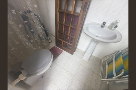Casa de condomínio à venda com 180m², 4 quartos e 2 vagas Casa de condomínio à venda com 180m², 4 quartos e 2 vagasBanheiro Social 2