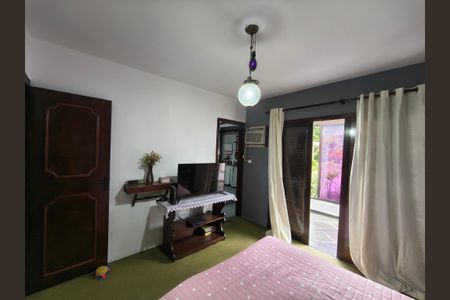 Casa de condomínio à venda com 180m², 4 quartos e 2 vagas Casa de condomínio à venda com 180m², 4 quartos e 2 vagasSuíte