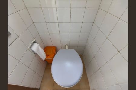 Casa de condomínio à venda com 180m², 4 quartos e 2 vagas Casa de condomínio à venda com 180m², 4 quartos e 2 vagasBanheiro Serviço