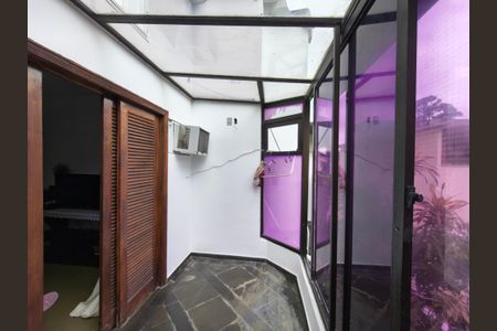 Casa de condomínio à venda com 180m², 4 quartos e 2 vagas Casa de condomínio à venda com 180m², 4 quartos e 2 vagasVaranda da Suíte