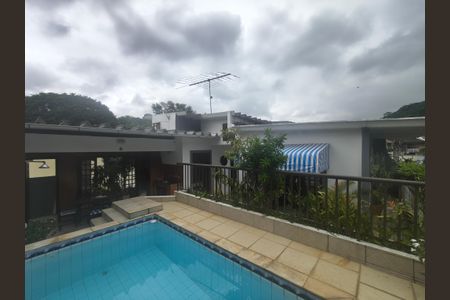 Casa de condomínio à venda com 180m², 4 quartos e 2 vagas Casa de condomínio à venda com 180m², 4 quartos e 2 vagasPiscina