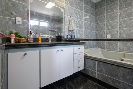 Apartamento à venda com 263m², 4 quartos e 4 vagasCobertura - Banheiro da suíte 2