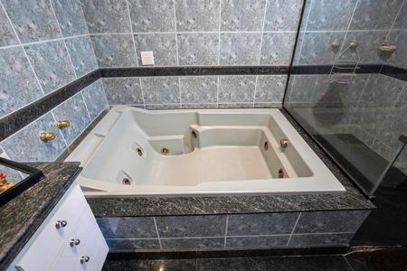 Apartamento à venda com 263m², 4 quartos e 4 vagasCobertura - Banheiro da suíte 2