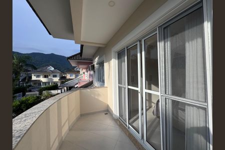 Casa de condomínio à venda com 282m², 4 quartos e 5 vagasSuíte 1 - Varanda