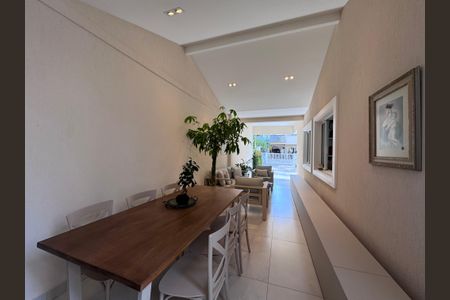 Casa de condomínio à venda com 282m², 4 quartos e 5 vagasÁrea Externa