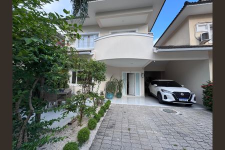 Casa de condomínio à venda com 282m², 4 quartos e 5 vagasÁrea Externa