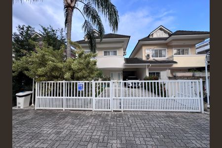 Casa de condomínio à venda com 282m², 4 quartos e 5 vagasFachada