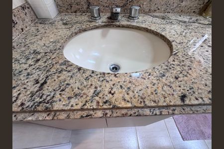 Casa de condomínio à venda com 282m², 4 quartos e 5 vagasBanheiro Social