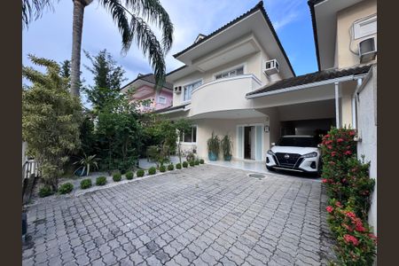 Casa de condomínio à venda com 282m², 4 quartos e 5 vagasÁrea Externa