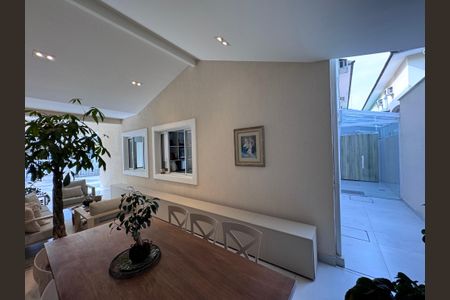 Casa de condomínio à venda com 282m², 4 quartos e 5 vagasÁrea Externa