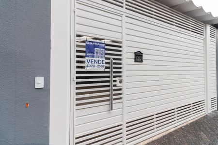 Casa à venda com 161m², 3 quartos e 2 vagas Casa à venda com 161m², 3 quartos e 2 vagasFachada