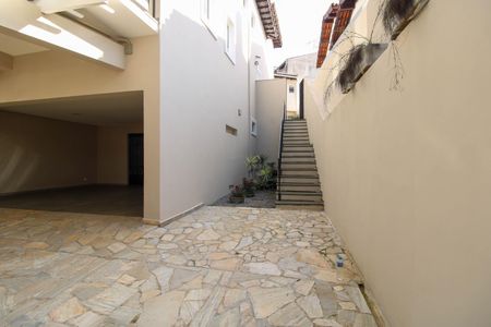 Casa para alugar com 500m², 5 quartos e 4 vagasEscada de acesso 