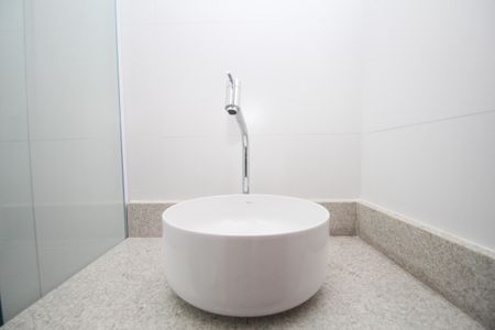 Casa à venda com 500m², 5 quartos e 4 vagasBanheiro da Suíte 2 - Torneira
