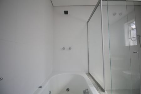 Casa à venda com 500m², 5 quartos e 4 vagasBanheiro da Suíte 1 - Banheira