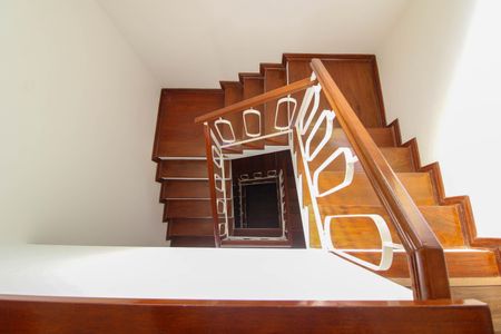 Casa para alugar com 500m², 5 quartos e 4 vagasEscada