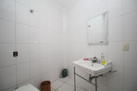 Casa à venda com 500m², 5 quartos e 4 vagasCasa do caseiro - Banheiro