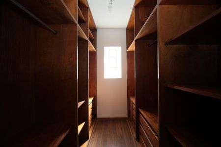 Casa à venda com 500m², 5 quartos e 4 vagasSuite 1 - Closet