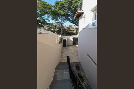 Casa para alugar com 500m², 5 quartos e 4 vagasEscada de acesso 