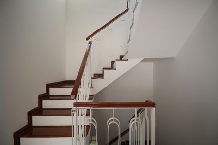 Casa à venda com 500m², 5 quartos e 4 vagasEscadas do Hall de entrada