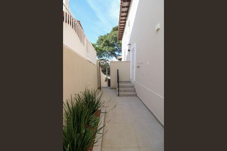 Casa para alugar com 500m², 5 quartos e 4 vagasCorredor de acesso 