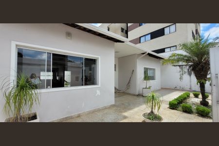 Casa para alugar com 201m², 4 quartos e 4 vagasFachada 